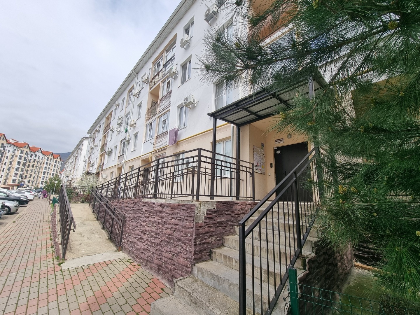 В продаже просторная и светлая 2х квартира 54м2 с лоджией в комфортном для проживания районе со всей развитой инфраструктурой, школа, садики, магазины, спортивные клубы, кондитерские и множество приятных сюрпризов для проведения досуга.
В квартире осталось натянуть натяжные потолки, весь ремонт заве