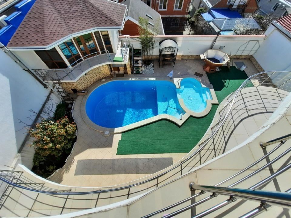 Продается великолепный дом авторской архитектуры с видом на МОРЕ общей площадью 450м2 в одном из лучших районах Геленджика!
Продуманная планировка обеспечивает комфорт и уют для проживания
- чан 
- дровяная баня
- гараж
В доме 7 полноценных спалень и отдельно стоящий гостевой дом. Ремонт из качестве