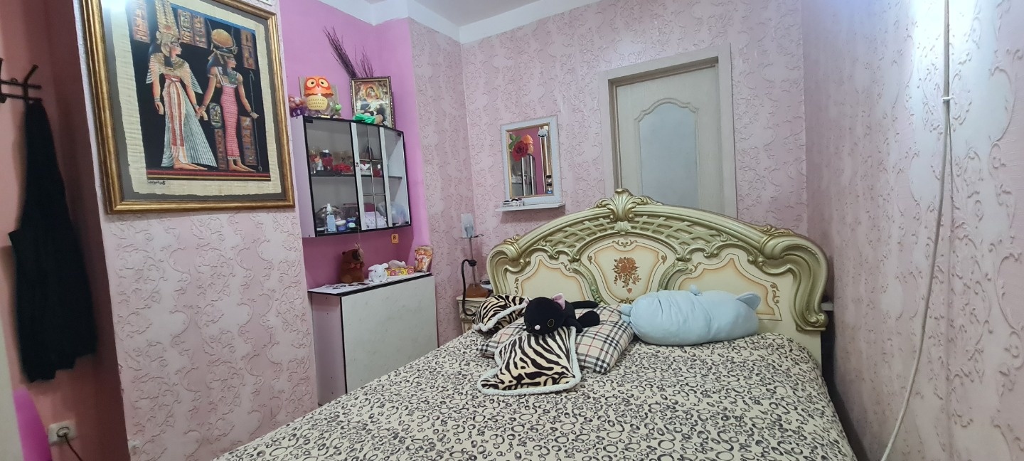 СРОЧНО! Продается уютная 2-комнатная квартира, площадью 48.20 квадратных метров. 

В квартире выполнен стандартный ремонт, что позволит новым владельцам сразу заселяться и чувствовать себя как дома.

Квартира находится в цокольном этаже и имеет небольшую придомовую территорию, две большие раздельные