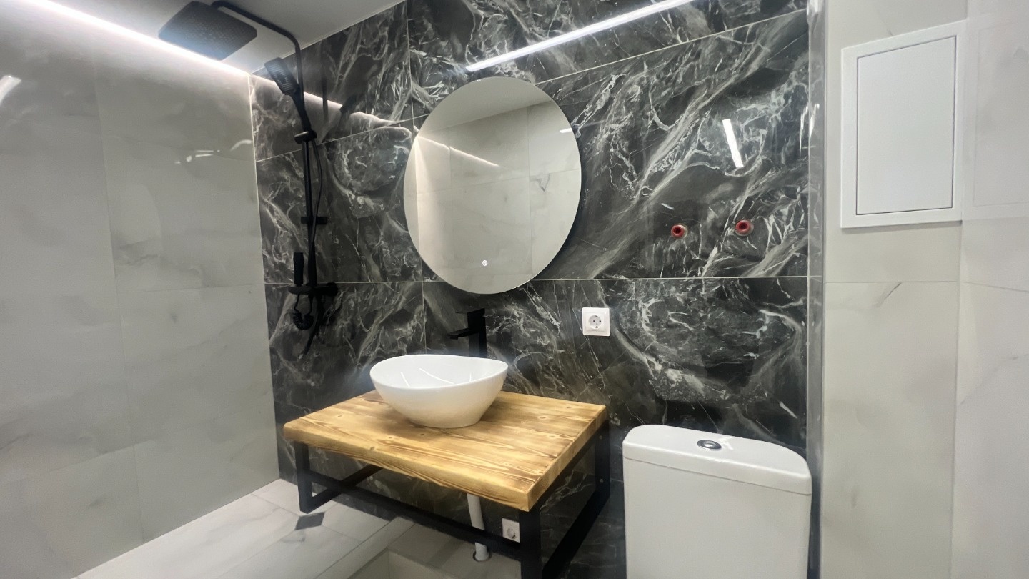 Шикарное коммерческое помещение в очень развитом районе.
Вода, канализация, свет.

Помещение в процессе ремонта.
СУ полноценный (душ, унитаз, раковина)

Перед помещением облагораживаем территорию.


