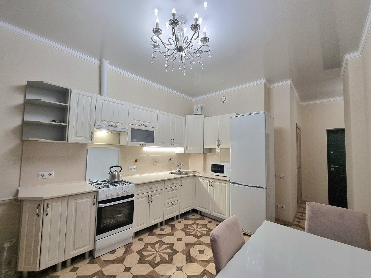 В продаже квартира с одной из лучших планировок нашего ЖК, совсем недалеко от моря!!!
Ремонт делали для себя. Качество материалов использовали хорошее.
Тёплые полы, двухконтурный итальянский котёл Baxi.Французский балкон для сушки белья и разведения цветов на усмотрении хозяйки.
Вся мебель и техника