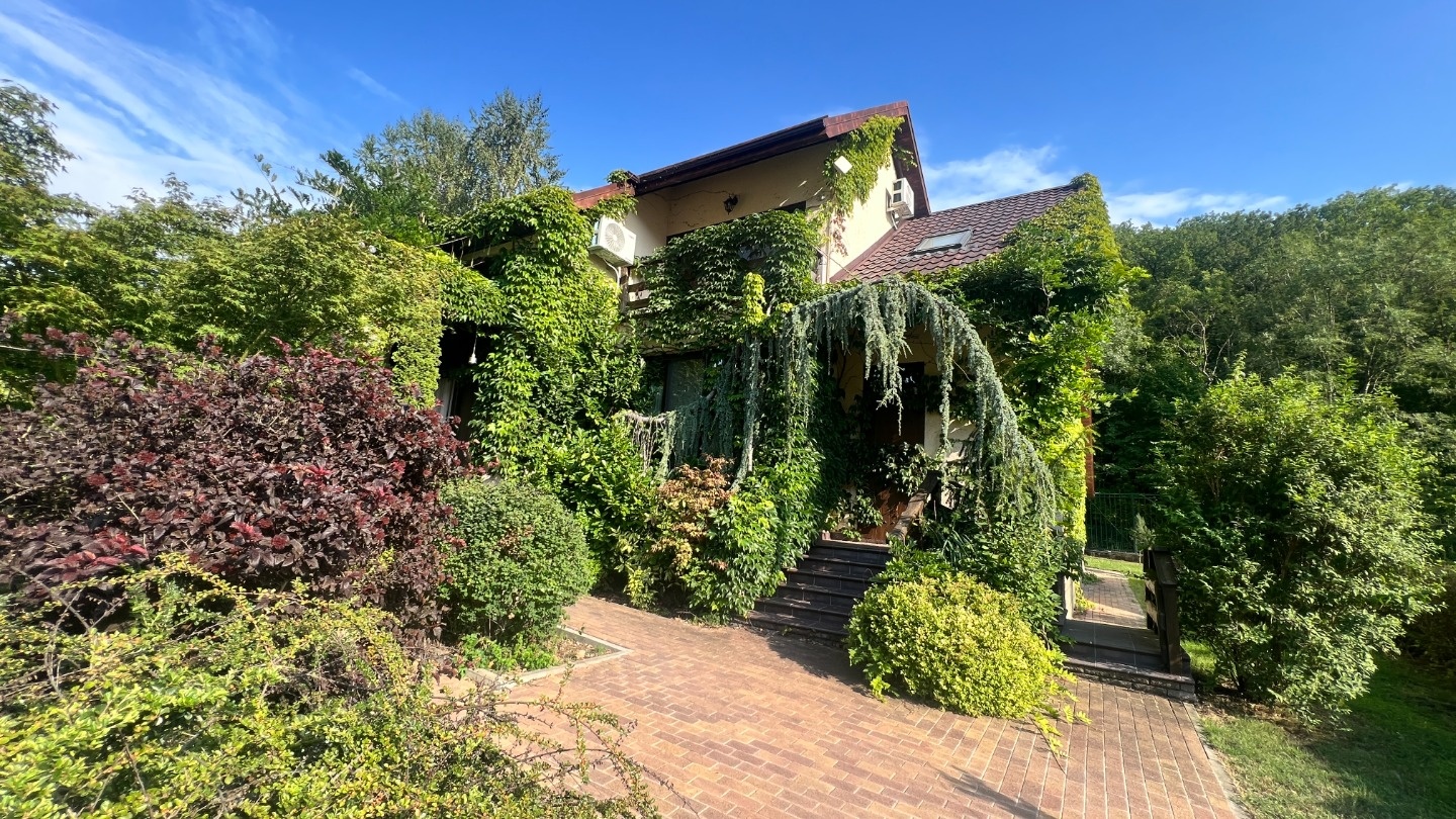 Здравствуйте, дорогие друзья.
Хотим представить к продаже уникальный объект.
Поместье, расположенное вблизи озера в поселке Абрау-Дюрсо.
На территории поместья расположено: Два жилых дома, Банный комплекс с бассейном, теплые гаражи на несколько машин, небольшой пруд, беседка, настоящий винный погреб