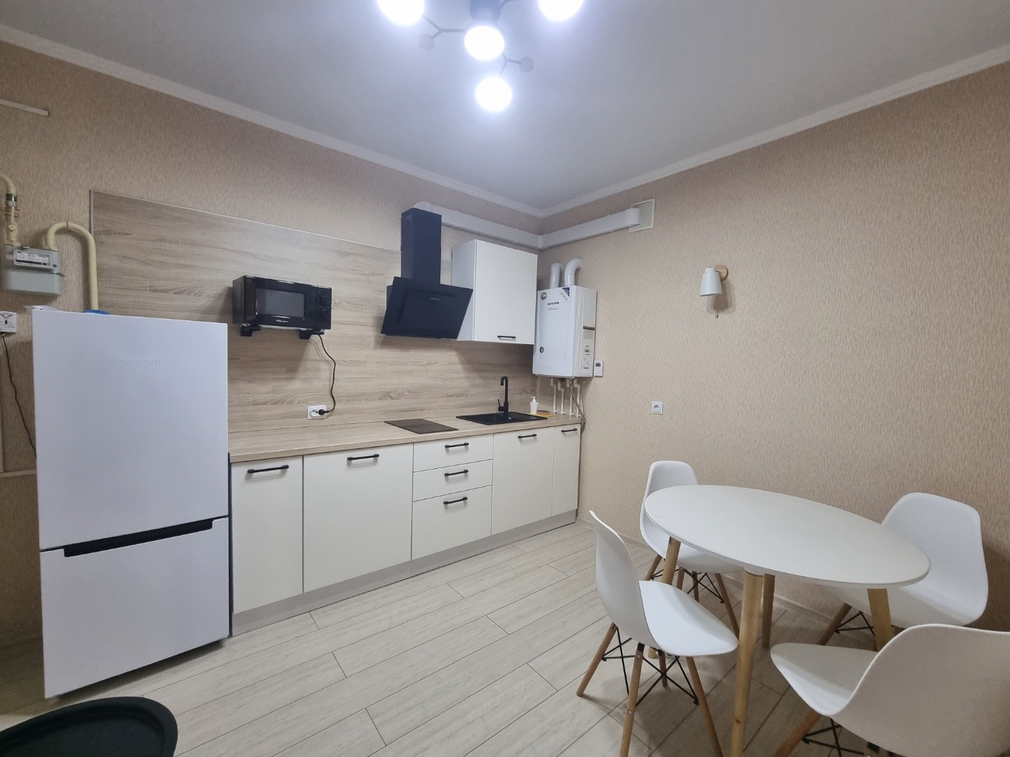 В продаже просторная квартира 48м2 с отличной планировкой возле леса!
Квартира с качественным ремонтом и техникой. Автономное отопление с минимальными платежами. 
Документы готовы для сделки.
Напрямую от собственника. 
Кофе машина в подарок!