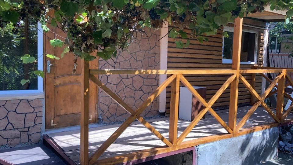 Продается  усадьба  в Самом ЦЕНТРЕ и СЕРДЦЕ села Марьина Роща
Данный поселочек имеет свою историю не понаслышке и очень ЦЕНЕН местному населению.
 На территории расположен небольшой по площади домик  52.1 кв.м. на участке 10 соток с возможностью увеличения участка до 16 соток.
Важным фактором являет