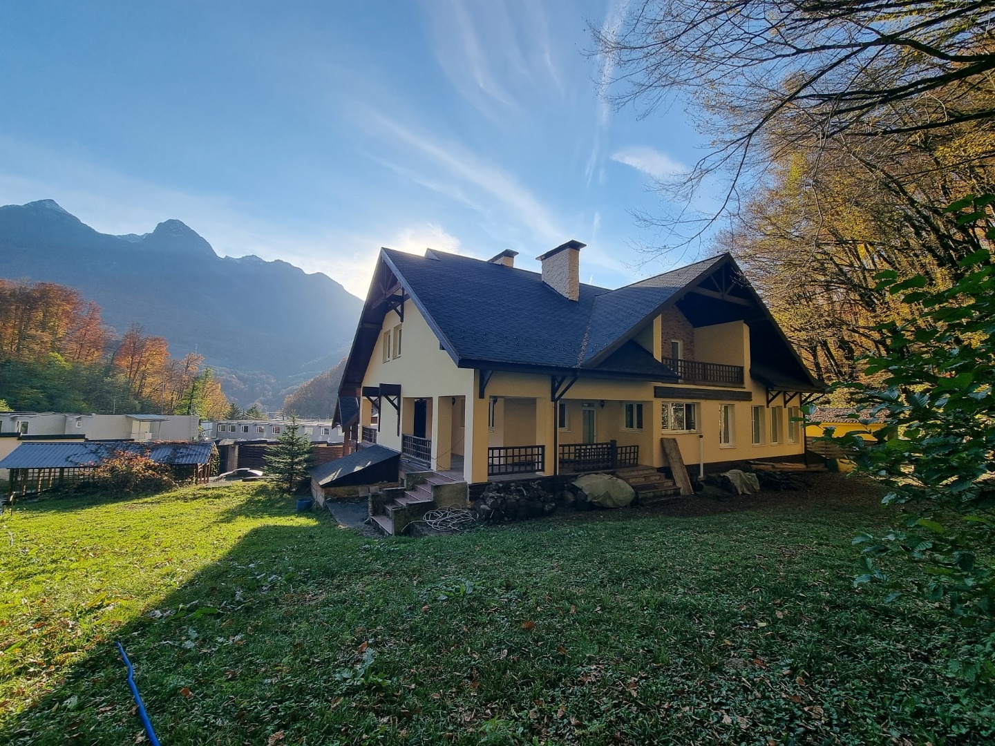 В продаже Шикарный дом в супер эксклюзивной локации. В 50 метрах фуникулер ведущий на несколько горных трасс. Рядом РЦ Галактика, Ледовый дворец.
Участок граничит с Кавказским заповедником!
Вид на знаменитые четыре вершины.

Территория закрытая под шлагбаумом. 

Дом использовался в личных целях, на 