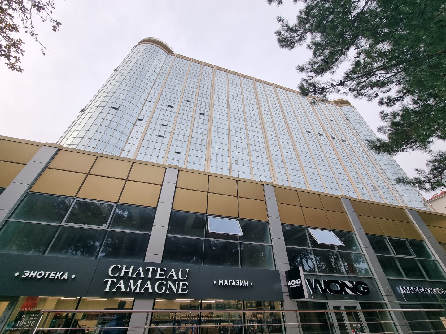 В продаже потрясающая квартира студия грамотно зонированная на комнату отдыха и кухню столовую!!!
Дорогая и качественная отделка, которая прослужит года. Бытовая техника для комфортного проживания. 
Первая береговая линия со всей Парковой инфраструктурой. Лучшее место в городе! 
Ландшафтный дизайн. 