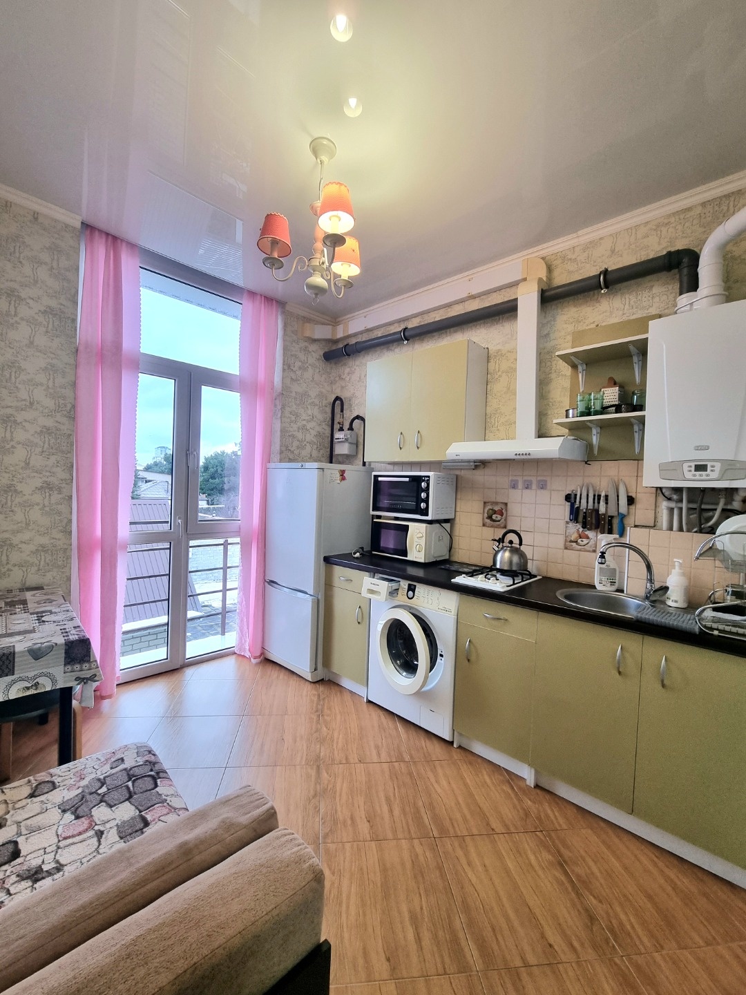 Продаём квартиру в самом ЦЕНТРЕ города с автономным отоплением с мебелью и техникой
Общая площадь 35м2 с двумя французскими балконами.
В квартире есть накопительный бак для перебойной подачи воды.
На территории дома есть небольшой двор. 
Документы готовы к сделке.
Напрямую от собственника!