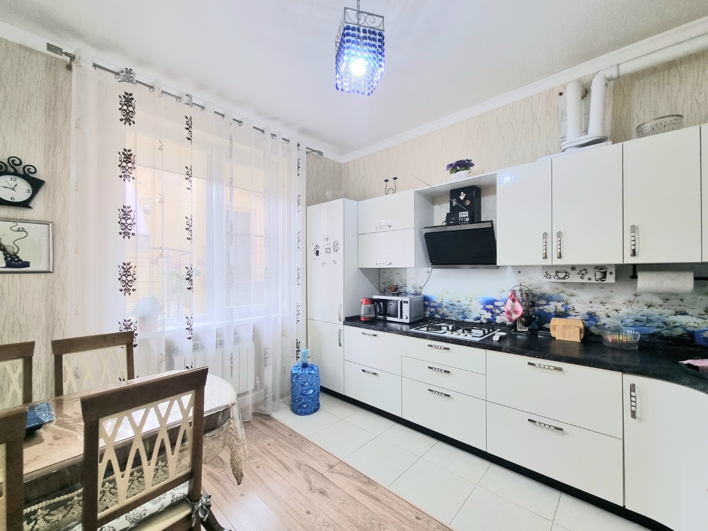 Продается 2 x комнатная квартира в Клубном доме нa 1ом высоком этаже. Тихий и комфортный район Толстый мыс. До набережной 10 минут, до центра города - 12 минут пешком. Окна не выходят на проезжую часть. 
Автономное отопление,теплые полы , коммунальные услуги небольшие, вода постоянно.
Район с развит