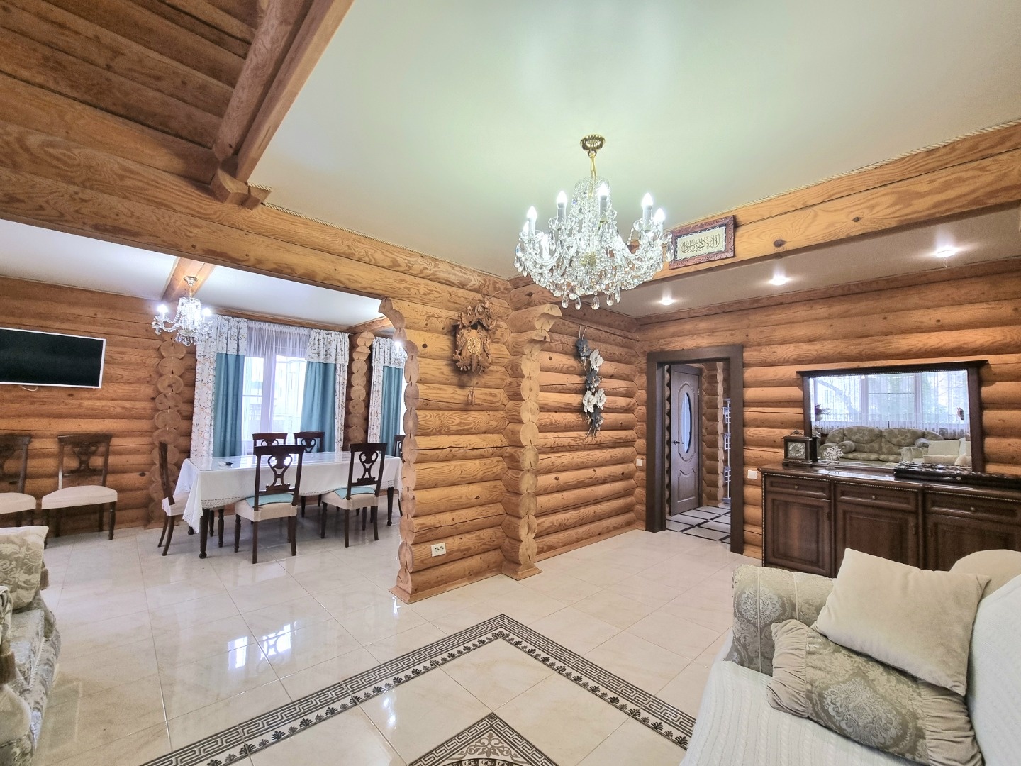 
Продается уникальное домовладение в экологически чистом и самом живописном районе Геленджика — Голубой бухте. Это идеальное сочетание комфортного проживания для собственника и налаженного прибыльного бизнеса.

Локация и экология:
•  Уникальное расположение: перед участком протекает речка, а сразу з