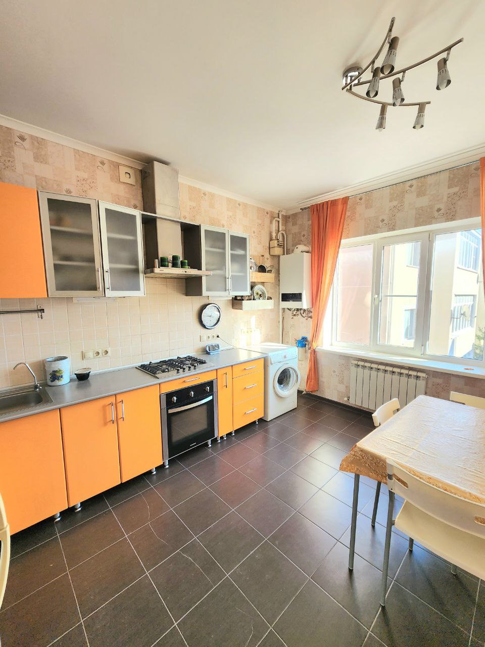 
Продается уютная 2-комнатная квартира-«распашонка» в одном из лучших районов для жизни и отдыха!

Преимущества квартиры:
•  Удачная планировка: Окна выходят на две стороны (распашонка), что обеспечивает отличную вентиляцию и естественное освещение.
•  Комфортный этаж: 2-й этаж в малоэтажном 4-этажн