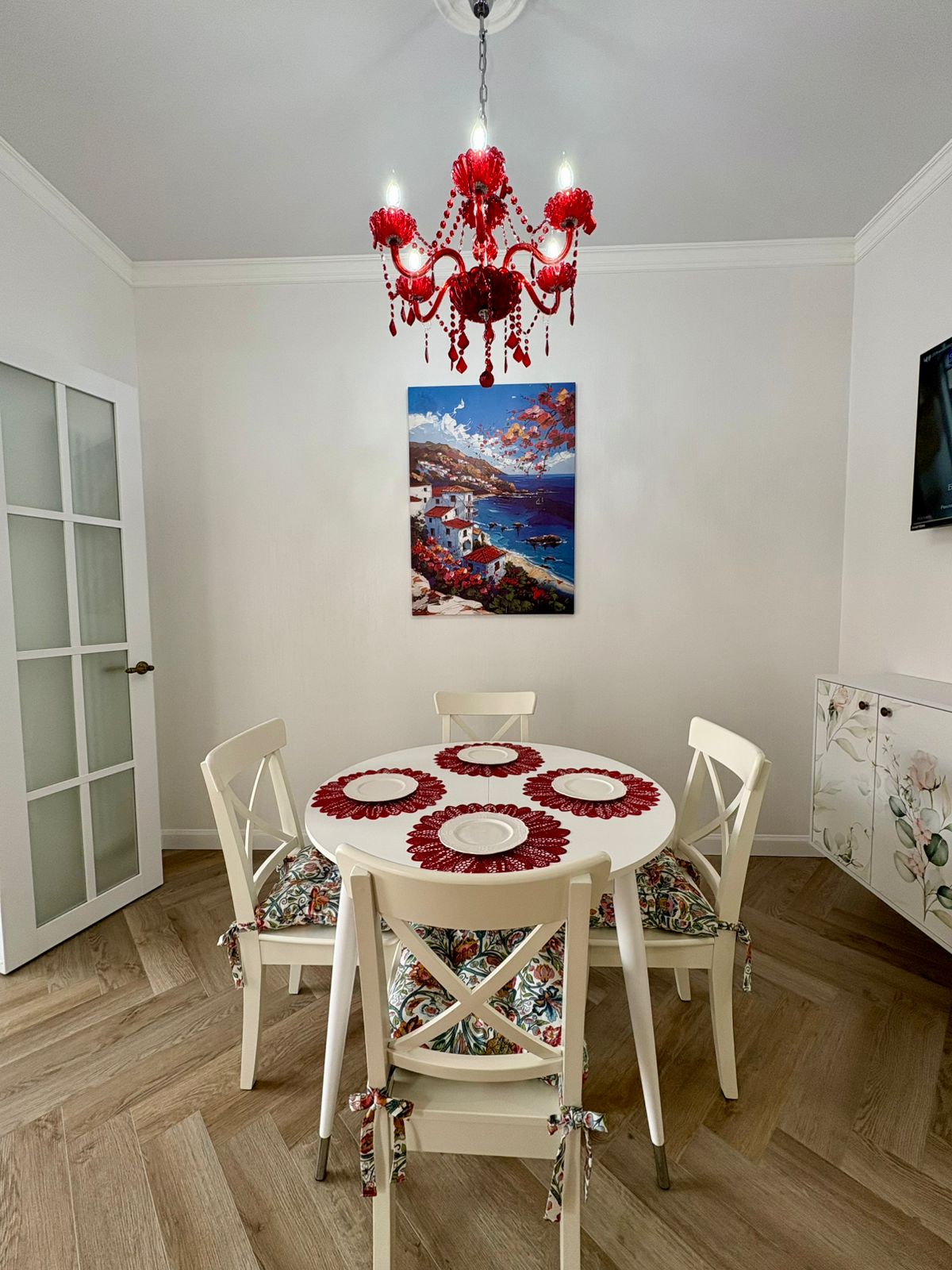 В продаже Лучшая Дизайнерская квартира нашего курорта Геленджика, в которой создана атмосфера тепла уюта и роскоши...
На мгновение останавливается время и вы забываете о происходящем....
Качество постройки и ремонта в квартире не уступает даже самым искушенным ценителям дорогих ремонтов.
Техника и м