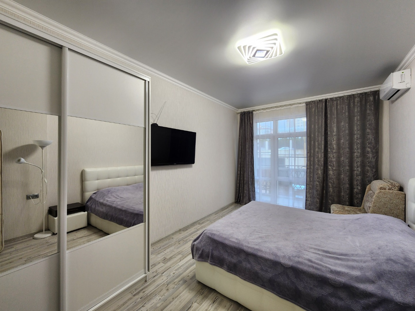 Идеальная квартира в Геленджике: Престиж, Комфорт, Безопасность! (Собственник)

Представляем вашему вниманию квартиру вашей мечты в самом сердце Геленджика, рядом с излюбленным продуктовым магазином премиум класса «Табрис». Дом 2020 года — современный, качественный, с закрытой территорией.

Почему и