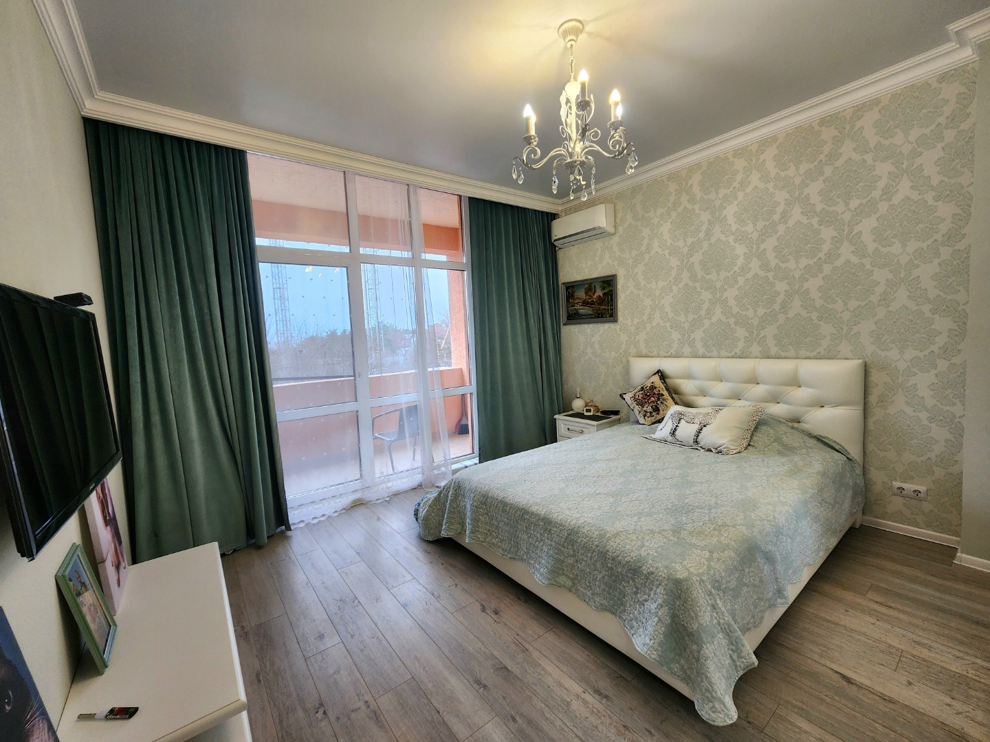  Дизайнерская квартира в ЖК «Гоголь» с видом на море


Продаю уютную и очень светлую квартиру в одном из лучших комплексов города — ЖК «Гоголь». Дом свежей постройки, расположен в идеальной локации: всего 10 минут прогулочным шагом до моря и набережной.

 Делали всё «для себя», не экономя на материа