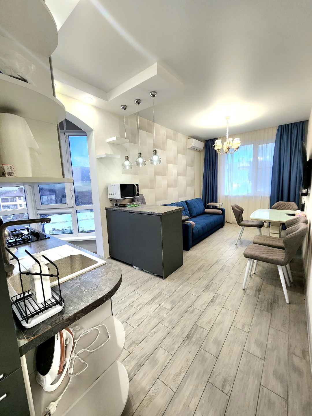 В продаже Дизайнерская 2-х квартира в одном из лучших районов курортного города Геленджик для комфортной жизни с мебелью и  частично с техникой

Ремонт делали «для себя», продумывая каждую деталь.

О квартире:
• Ремонт: Современный дизайнерский проект. Использованы качественные материалы, стильные ц