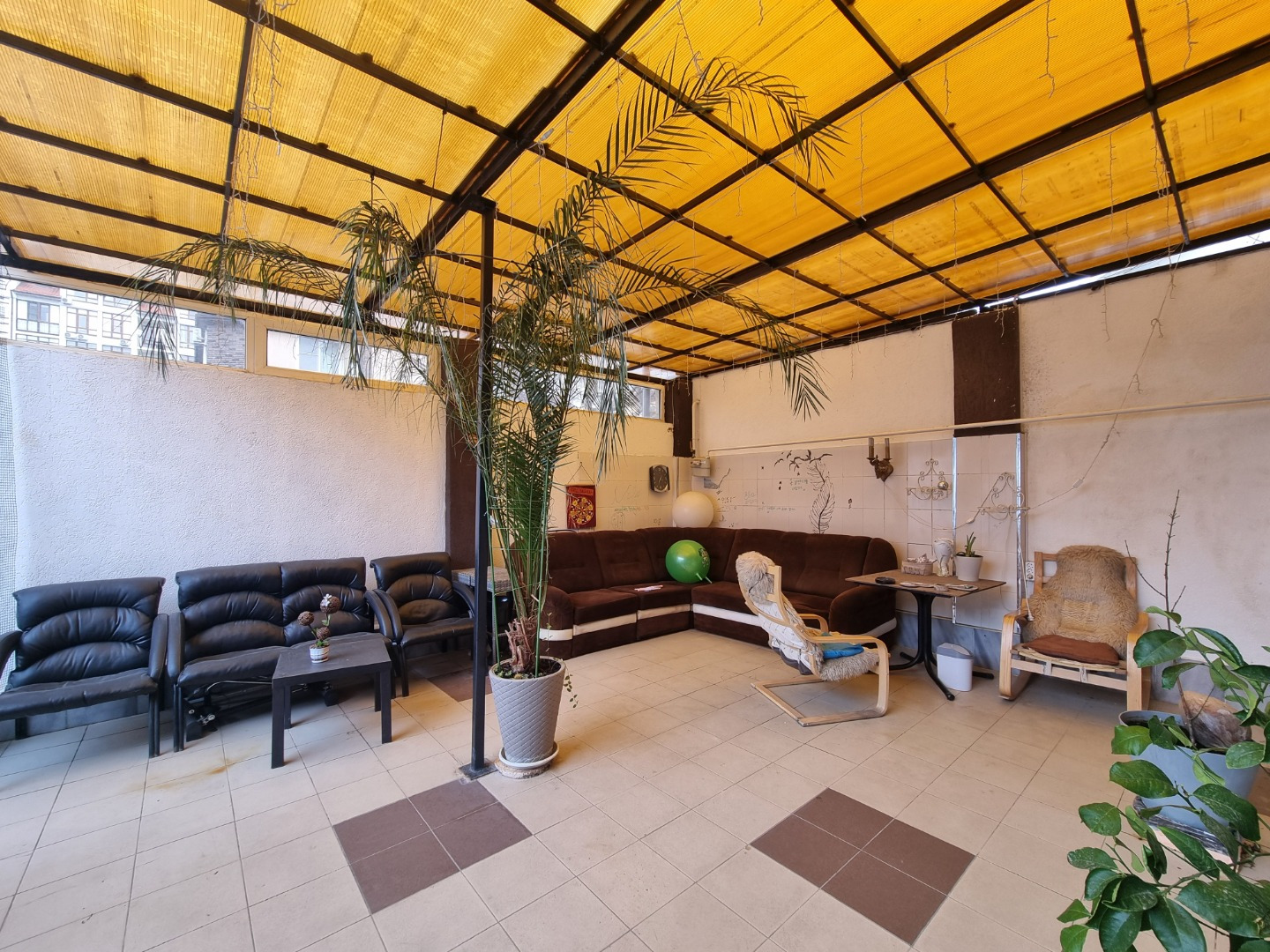 В продаже отличный гостевой дом, который подойдёт для постоянного проживания семьи
Идеальное место заниматься бизнесом с последующей сдачей номеров, которые расположены  на втором и третьем этажах.
Зоны отдыха находятся в передней части двора и на заднем дворе.
Удачное планирование первого этажа соз