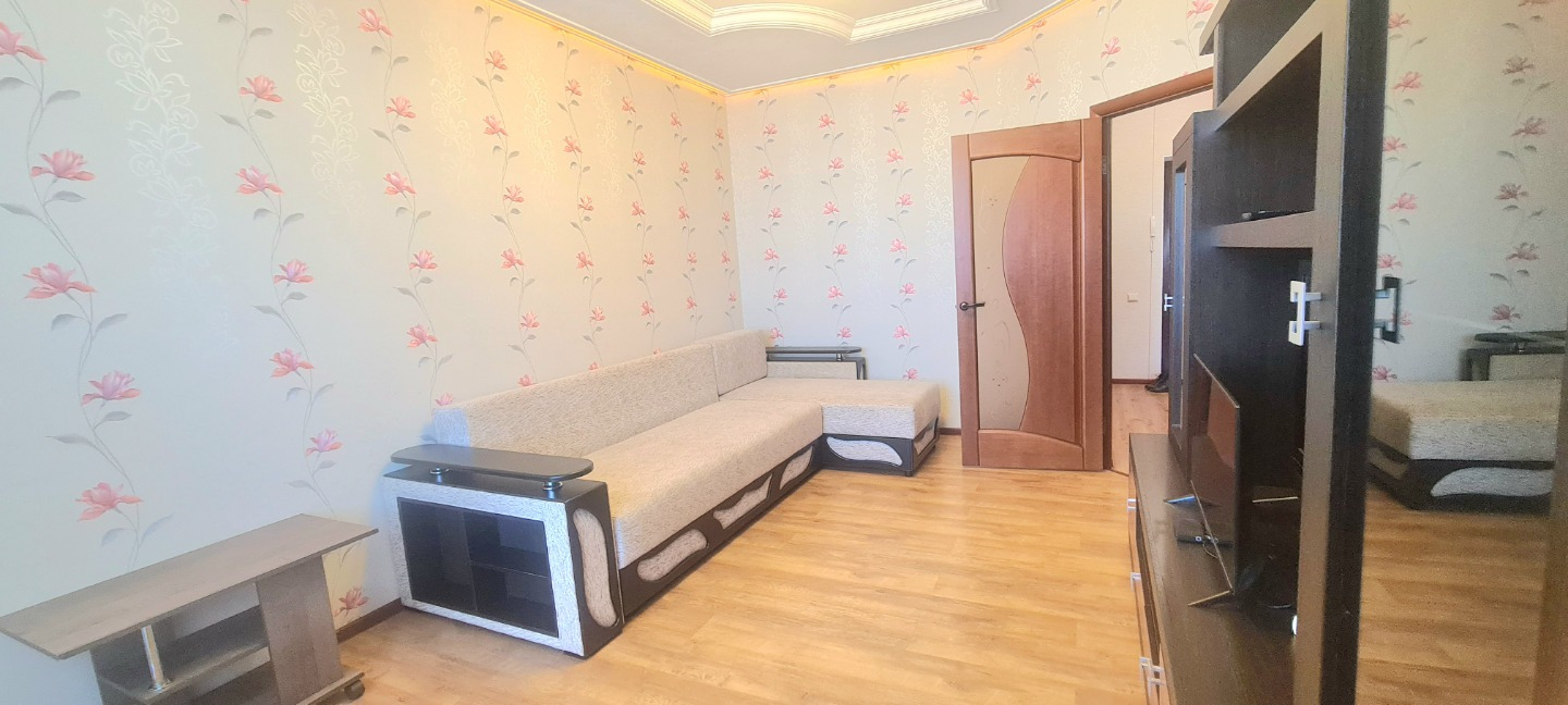 В продаже 2-х комнатная квартира в тихом районе Геленджика. Прекрасный вариант не только для жизни, но и для сдачи в аренду. Автономное отопление, Застекленная лоджия. Из окон открывается прекрасный вид на город, Геленджикскую бухту и горы. Остается вся мебель и техника. За домом расположен небольшо