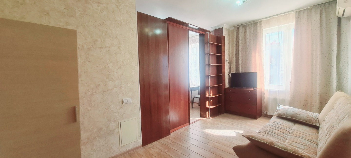 В продаже 1 комнатная квартира, площадью 38,1 кв.м. Расположена в развитом районе города-курорта Геленджик. В квартире есть все как для комфортного проживания, так и для сдачи  аренду. Остается вся мебель и техника. Автономное отопление. Рядом с домом расположены детский сад, школа №6, магазины, ост