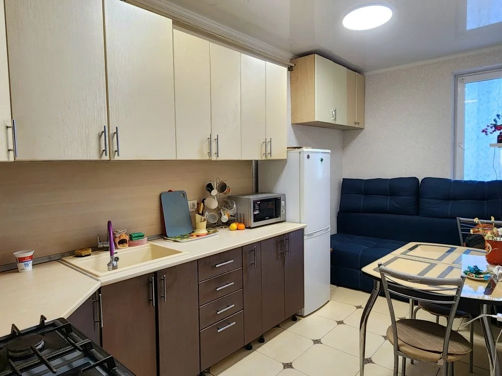 1-к квартира с автономным отоплением + подсобка в подарок!

Продается уютная, полностью готовая к проживанию 1-комнатная квартира в спокойном и зеленом районе. Идеальный вариант для тех, кто ценит тишину, комфорт и экономию на платежах!

Почему эта квартира вам понравится:
•  Локация: Самое удобное 