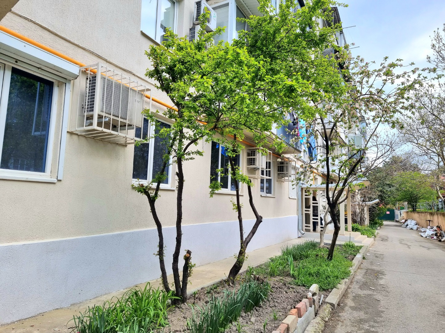 Продаём 3-х комнатную уютную квартиру общей площади 58.2 м2 в центральной части города. До центрального пляжа 5 мин.

Сделан косметический ремонт, раздельный санузел, 3 изолированные комнаты.  

Идеально подходит для сдачи посуточно, укомплектована мебелью и техникой.
Хорошие видовые характеристики 