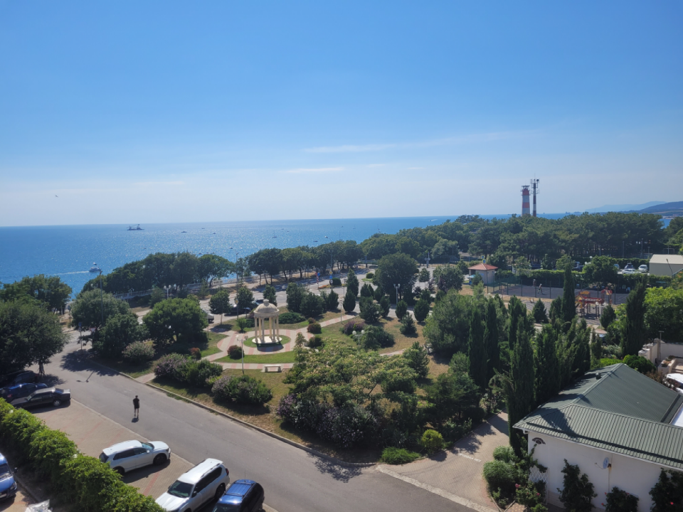 СРОЧНО!!! Продаю! 
 КВАРТИРА  55м2 ! С ПАНОРАМНЫМ ВИДОМ НА МОРЕ!
 Расположена в  элитном районе  Толстый Мыс!
 Удобная планировка, высота потолков 3,1 метра.
 Автономное отопление.
 Развитая инфраструктура, школа и детские сады на территории комплекса.
 Спортивные и детские площадки.Теннисный корд.
